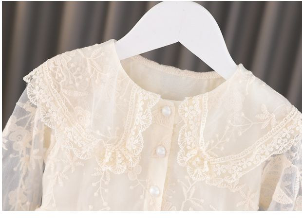 Bērnu mežģīņu kleita ar izšūtām ziedu pogām un ovālu kakla izgriezumu