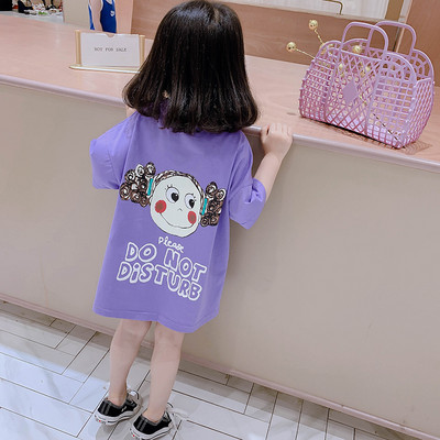 Ikdienas bērnu kleita ar īsām piedurknēm un aplikāciju mugurpusē