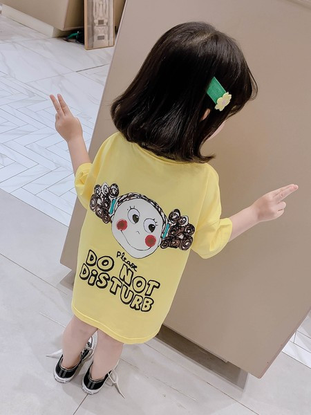 Ikdienas bērnu kleita ar īsām piedurknēm un aplikāciju mugurpusē