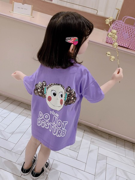 Ikdienas bērnu kleita ar īsām piedurknēm un aplikāciju mugurpusē