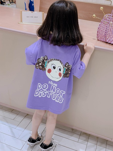 Ikdienas bērnu kleita ar īsām piedurknēm un aplikāciju mugurpusē