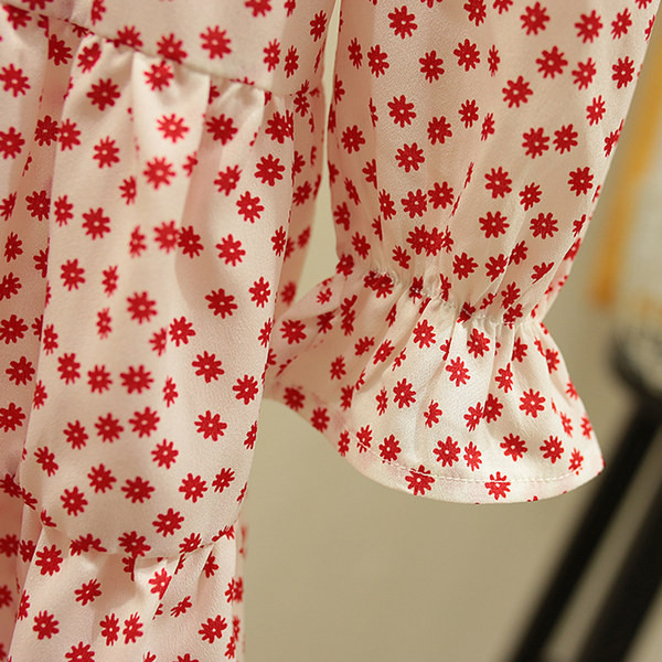 Rochie moderna pentru copii cu buline cu nasturi si maneci lungi