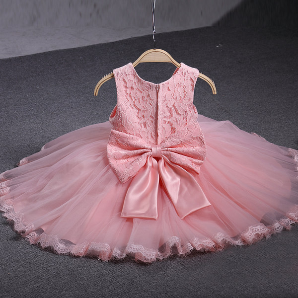 Детска официална рокля с бродерия дантела и панделка на гърба 