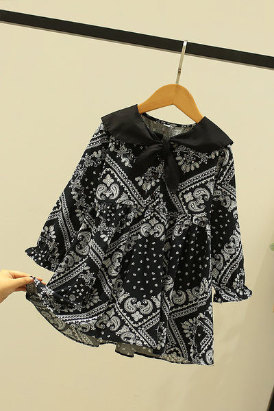 Moderna bērnu kleita ar ovālu kakla izgriezumu un garām piedurknēm