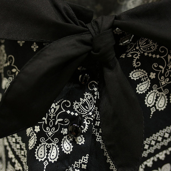 Moderna bērnu kleita ar ovālu kakla izgriezumu un garām piedurknēm