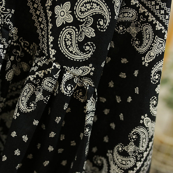 Moderna bērnu kleita ar ovālu kakla izgriezumu un garām piedurknēm