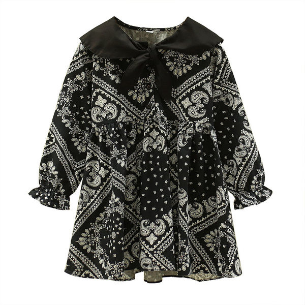 Moderna bērnu kleita ar ovālu kakla izgriezumu un garām piedurknēm