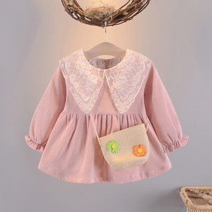 Mūsdienīga bērnu kleita ar zemu apkakli un lokām meitenēm