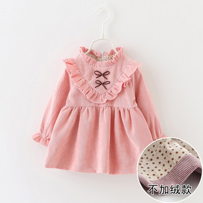 Mūsdienīga bērnu kleita ar zemu apkakli un lokām meitenēm