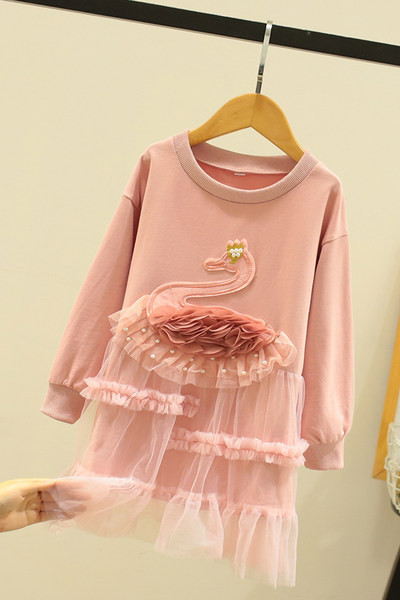 Ikdienas bērnu kleita ar 3D elementiem un ovālu kakla izgriezumu