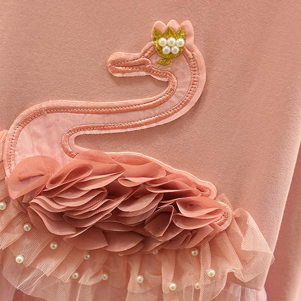 Ikdienas bērnu kleita ar 3D elementiem un ovālu kakla izgriezumu