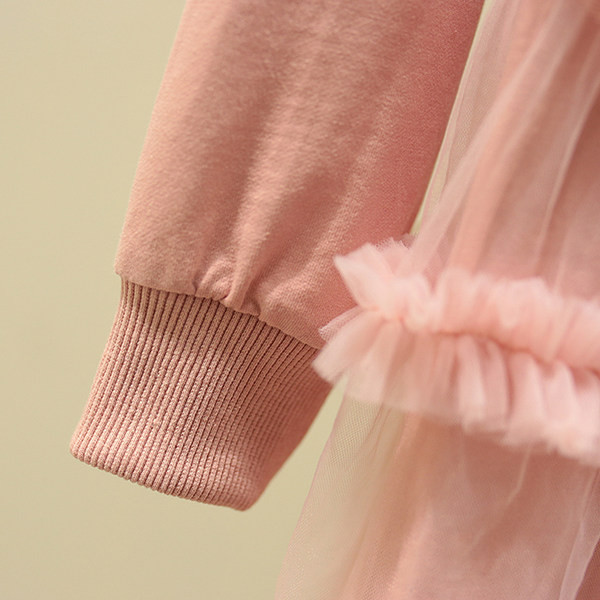 Ikdienas bērnu kleita ar 3D elementiem un ovālu kakla izgriezumu