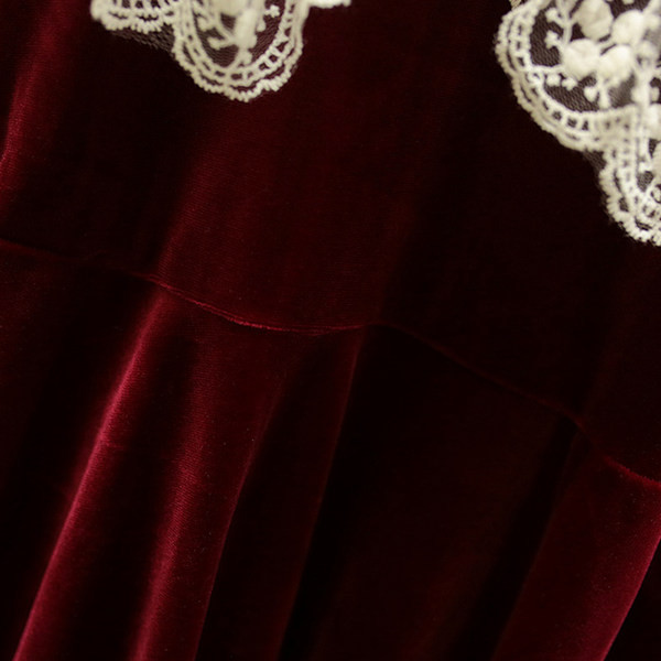 Mūsdienīga bērnu samta kleita ar mežģīnēm