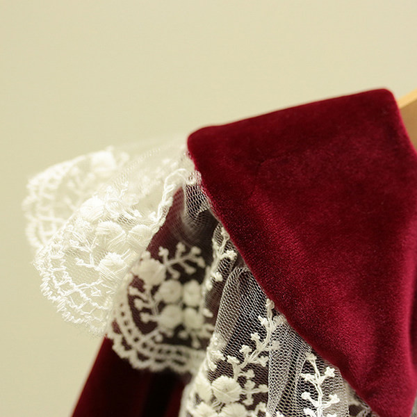 Mūsdienīga bērnu samta kleita ar mežģīnēm