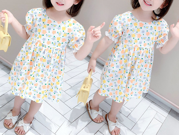 Vasaras kleita ar īsām piedurknēm un ziedu rakstu