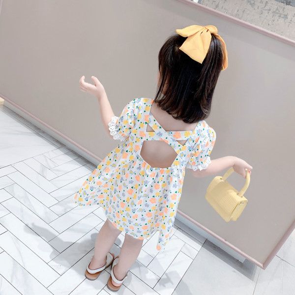 Vasaras kleita ar īsām piedurknēm un ziedu rakstu