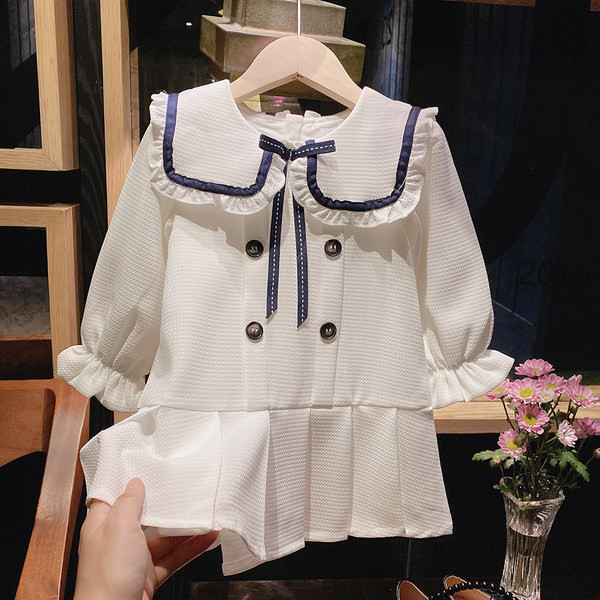 Pavasara kroku kleita ar pogām un garām piedurknēm