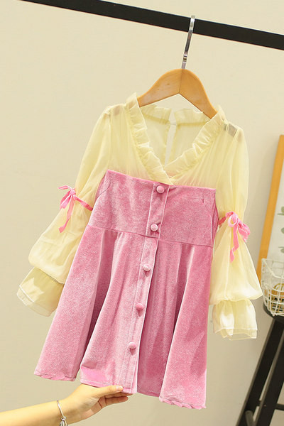 Moderna bērnu kleita ar pogām un špica kakla izgriezumu