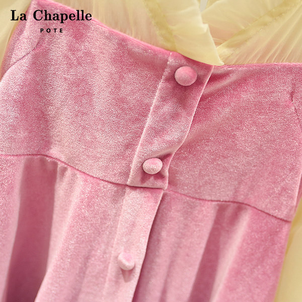 Moderna bērnu kleita ar pogām un špica kakla izgriezumu