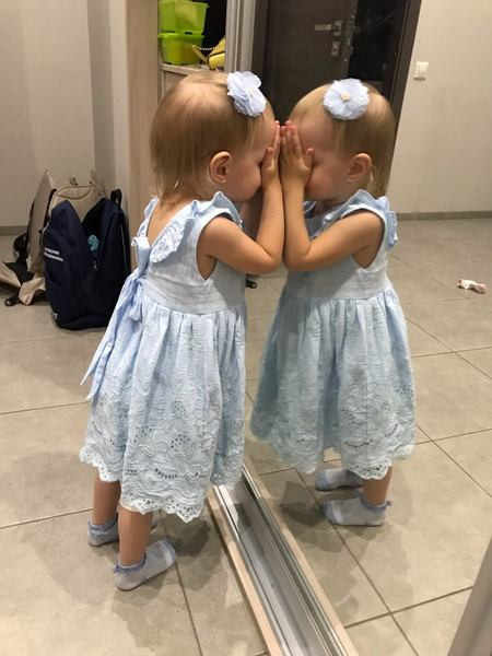 Bērnu ikdienas kleita ar lenti un izšuvumiem