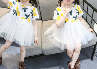 Bērnu kleita ar mežģīnēm un aplikācijām