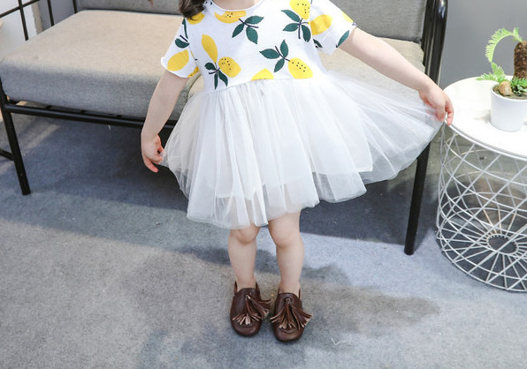 Bērnu kleita ar mežģīnēm un aplikācijām