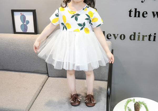 Bērnu kleita ar mežģīnēm un aplikācijām