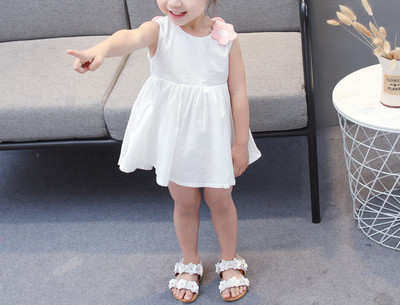 Casual παιδικό φόρεμα με στρογγυλή λαιμόκοψη και τρισδιάστατο στοιχείο