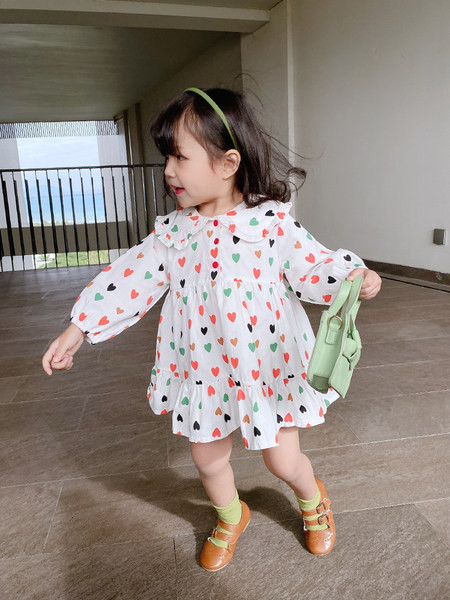 Jauna modeļa meiteņu kleita ar lokām un aplikācijām - sirsniņām