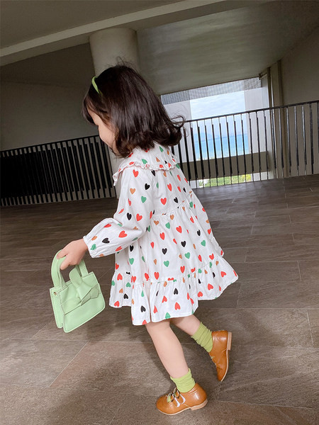 Jauna modeļa meiteņu kleita ar lokām un aplikācijām - sirsniņām