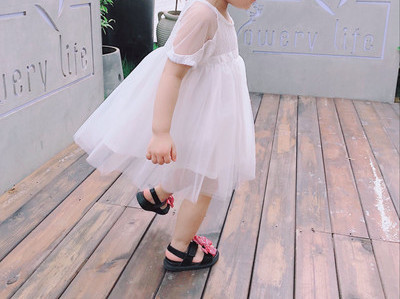 Παιδικό φόρεμα με δαντέλα και κοντά μανίκια