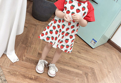 Ikdienas bērnu kleita ar O veida kakla izgriezumu un zemeņu aplikāciju