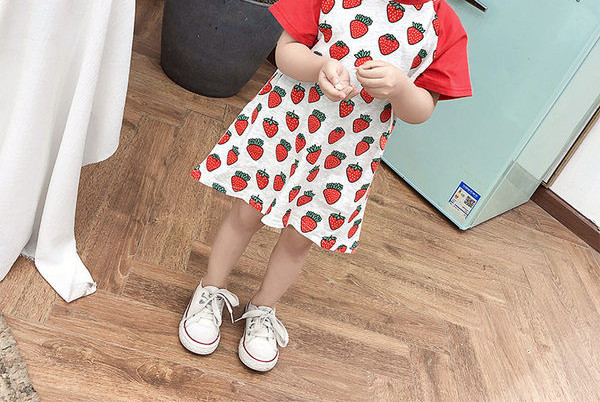 Ikdienas bērnu kleita ar O veida kakla izgriezumu un zemeņu aplikāciju