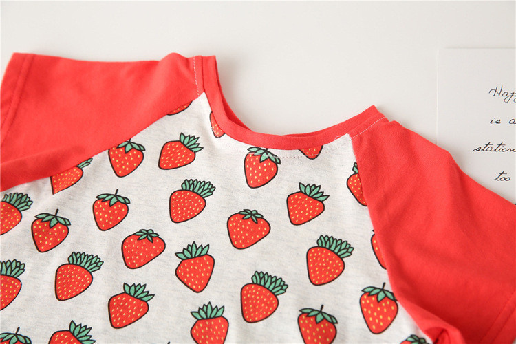 Ikdienas bērnu kleita ar O veida kakla izgriezumu un zemeņu aplikāciju