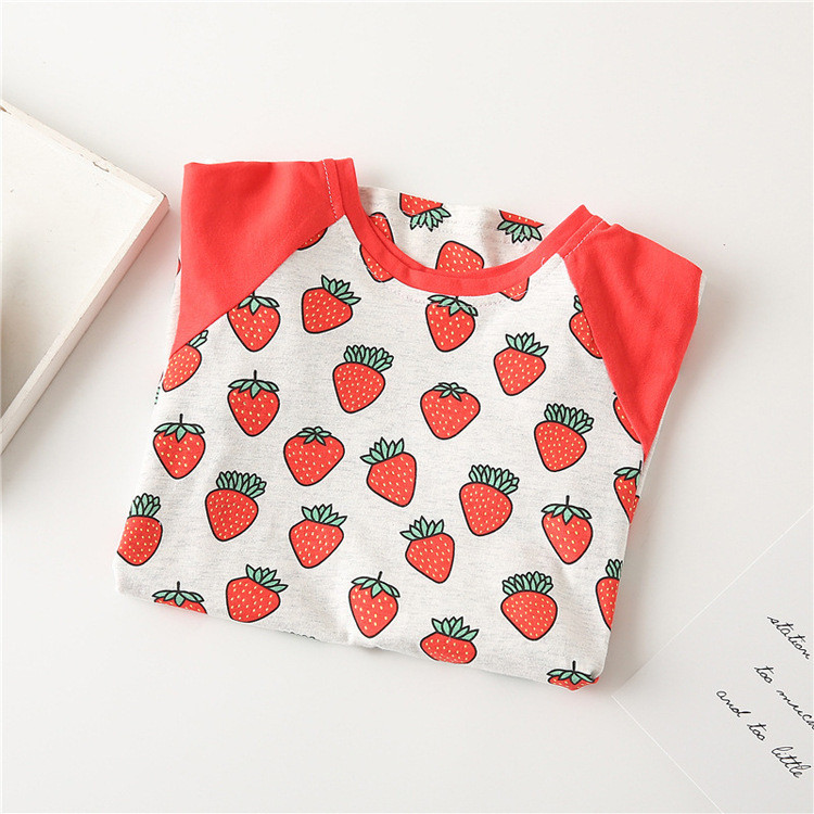 Ikdienas bērnu kleita ar O veida kakla izgriezumu un zemeņu aplikāciju