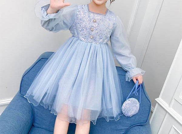 Rochie actuală pentru copii croiată cu mâneci lungi - două modele