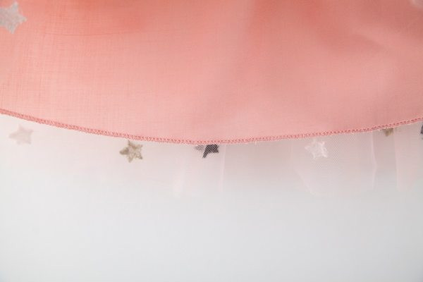 Mūsdienīga bērnu kleita ar lokām un tilla svārkiem meitenēm