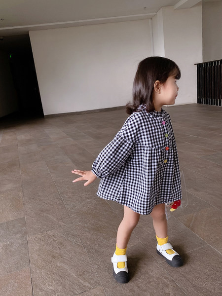 Rūtaina kleita ar garām piedurknēm un krāsainām pogām