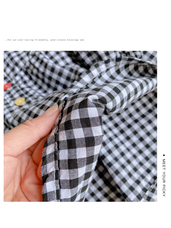 Rūtaina kleita ar garām piedurknēm un krāsainām pogām