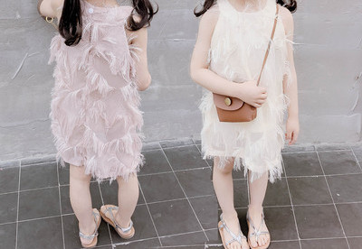 Jauna modeļa bērnu kleita ar pušķiem un pogu mugurpusē