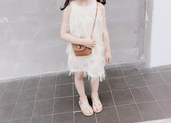 Jauna modeļa bērnu kleita ar pušķiem un pogu mugurpusē