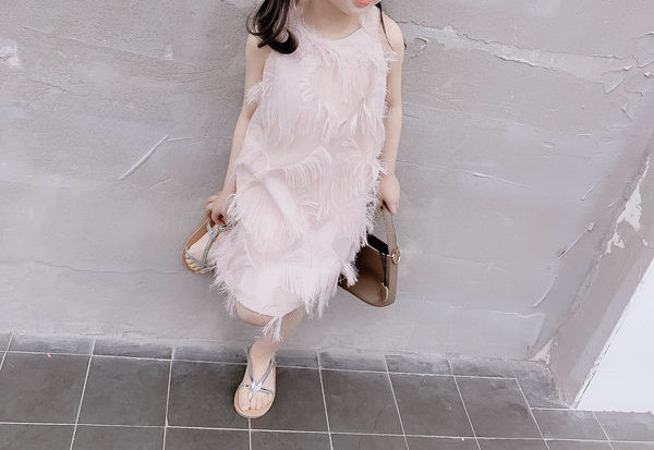 Jauna modeļa bērnu kleita ar pušķiem un pogu mugurpusē