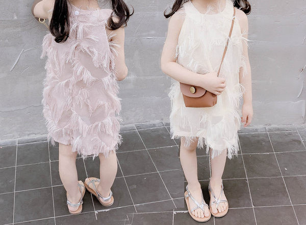 Jauna modeļa bērnu kleita ar pušķiem un pogu mugurpusē