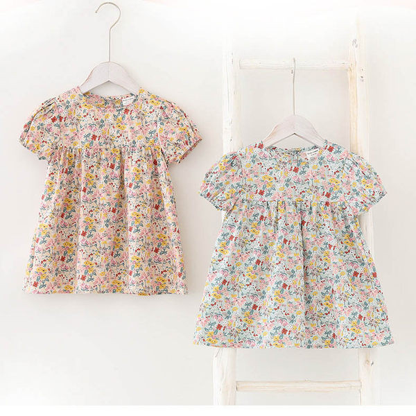 Bērnu kleita ar ziedu rakstu un īsām piedurknēm