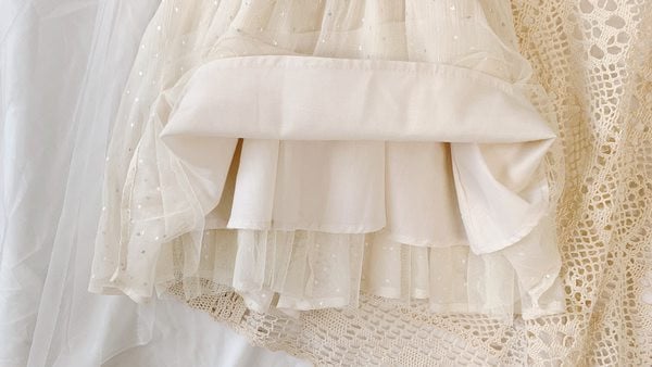 Παιδικό φόρεμα με γυαλιστερό αποτέλεσμα σε λευκό και μπεζ χρώμα