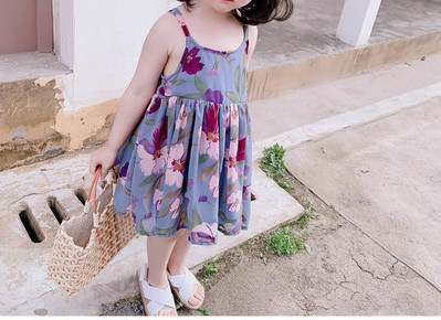 Παιδικό φόρεμα με λουλουδάτα μοτίβα και λεπτά τιραντάκια