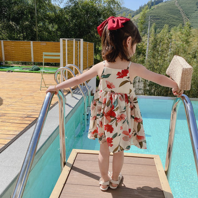 Детска рокля с флорални мотиви и тънки презрамки