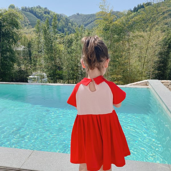 Παιδικό αθλητικό φόρεμα με γιακά και επιγραφή