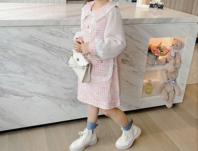 Μοντέρνο παιδικό φόρεμα με οβάλ λαιμόκοψη και κουμπιά