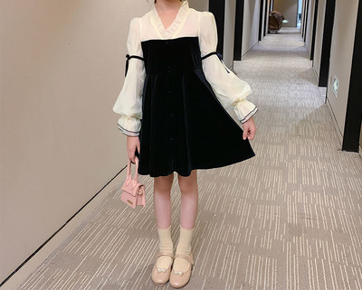 Μοντέρνο παιδικό φόρεμα με κουμπιά και βολάν